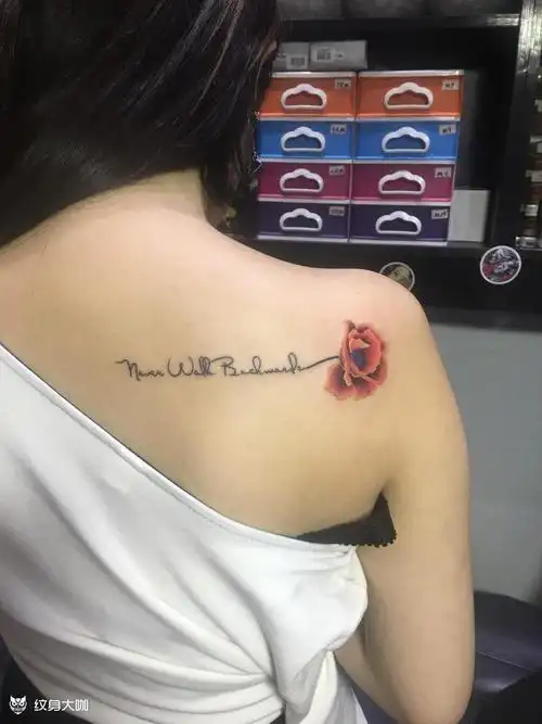 美女侧肩个性英文与花纹身