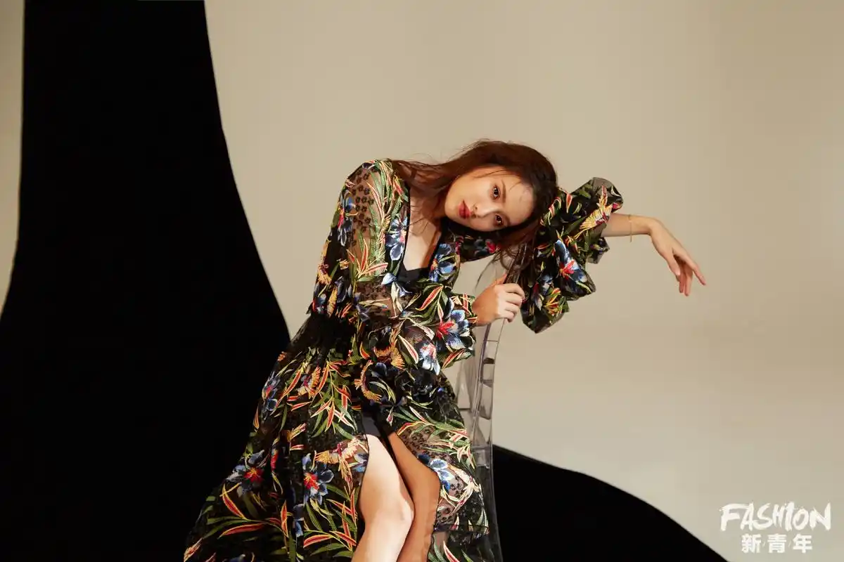 赖雨濛时尚大片曝光 诠释幻想少女的奇妙世界