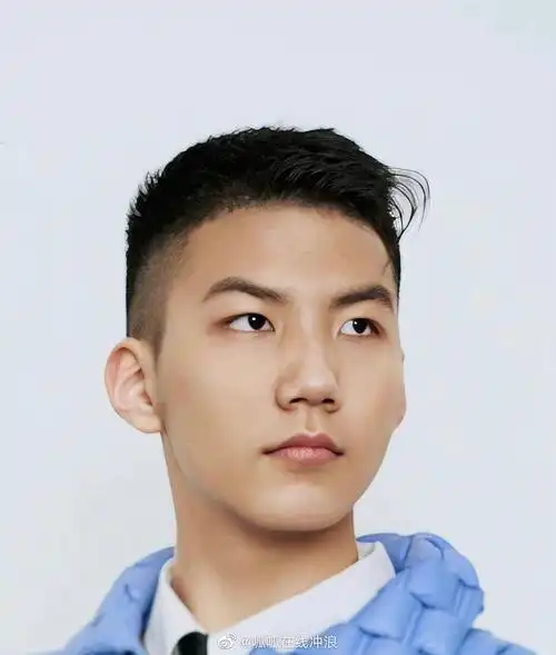 这是胡军儿子胡皓康长好快