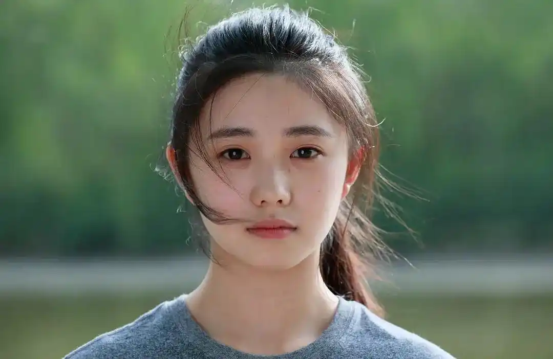 刘浩存的脸肉肉的似乎还有些婴儿肥,是"邻家妹妹"型的甜美,但是