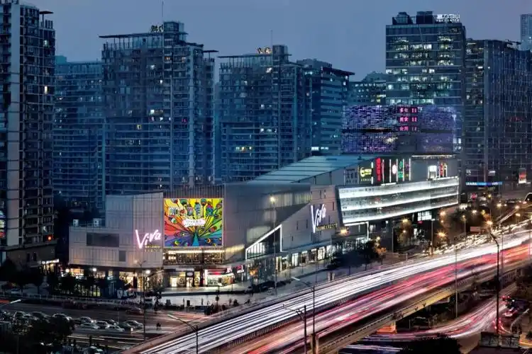 北京富力广场秉承着体验式的消费理念,涵盖了服装,家居,餐饮,儿童,娱