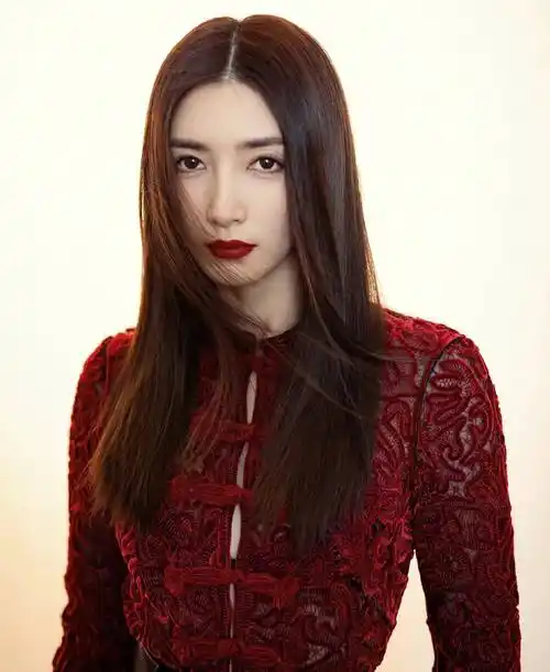 女星江疏影时尚写真:端庄优雅,优雅温婉