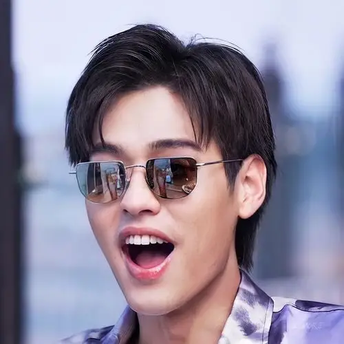 想求哈哈大笑的男生头像笑得浮夸笑得开心笑得眼睛眯成一条缝贼有感染