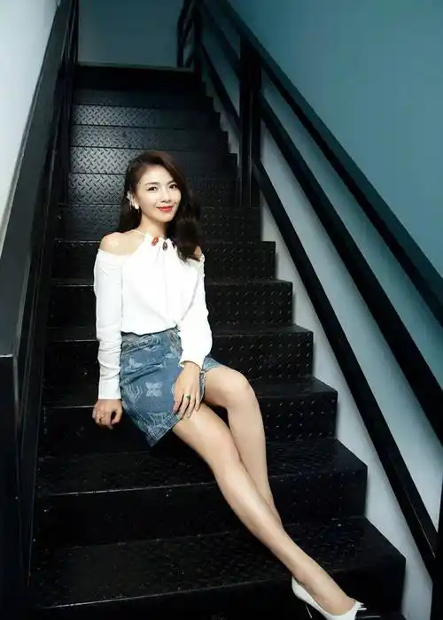 刘涛的的扎染撞色牛仔裙,和浅色外套搭配,知性优雅中更时尚_颜色_白色