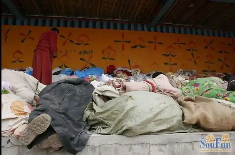 青海玉树遇难者火葬 一起为逝者祈福吧(组图)