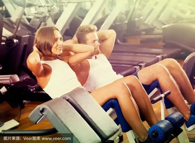 男人和女人在健身房做腹肌运动
