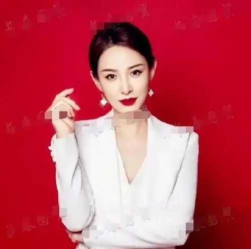 中性化过强并不是一件好事,所以纯白色的西装更适合女性穿着,康作如