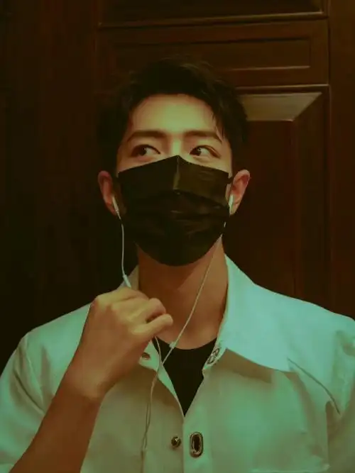 肖战#要一起听歌吗?耳机分你一半