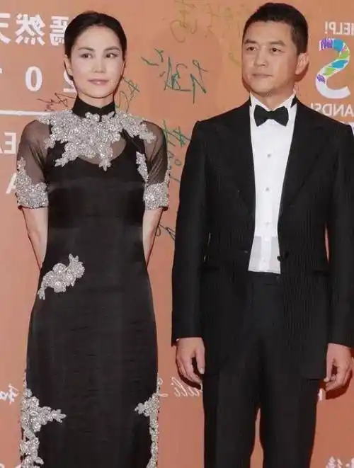 王菲早前旧照流出穿银花旗袍气质清冷不愧是天后