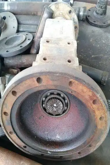 断裂情况多如下图,驱动半轴从花键一侧断裂后,从外观上看,拖拉机没有