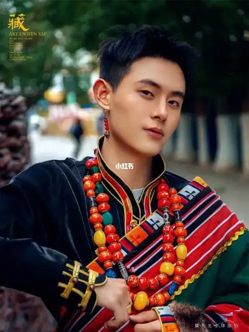 西藏旅拍新鲜出炉的男士藏服写真超帅的