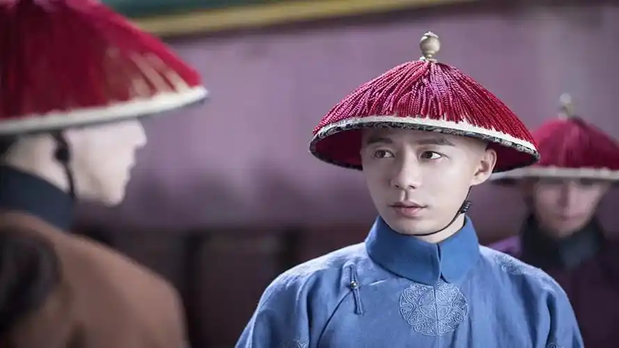 先是设计抢夺魏璎珞的傅恒,勾搭小叔子生孩子,之后攀权富贵爬龙床