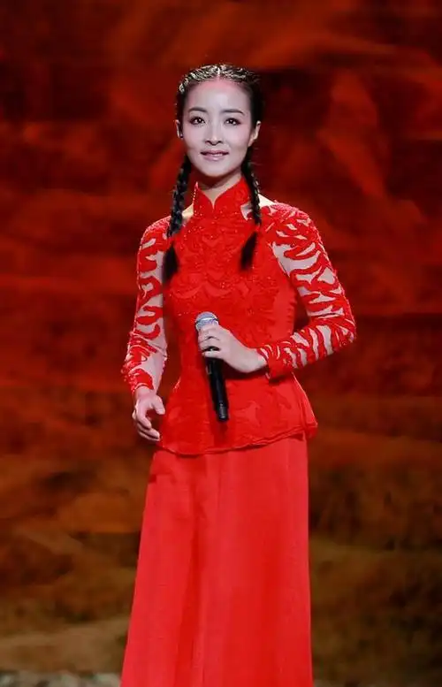 王小妮气质出众更有魅力,穿搭简约青春气息浓郁,气质身材都不错