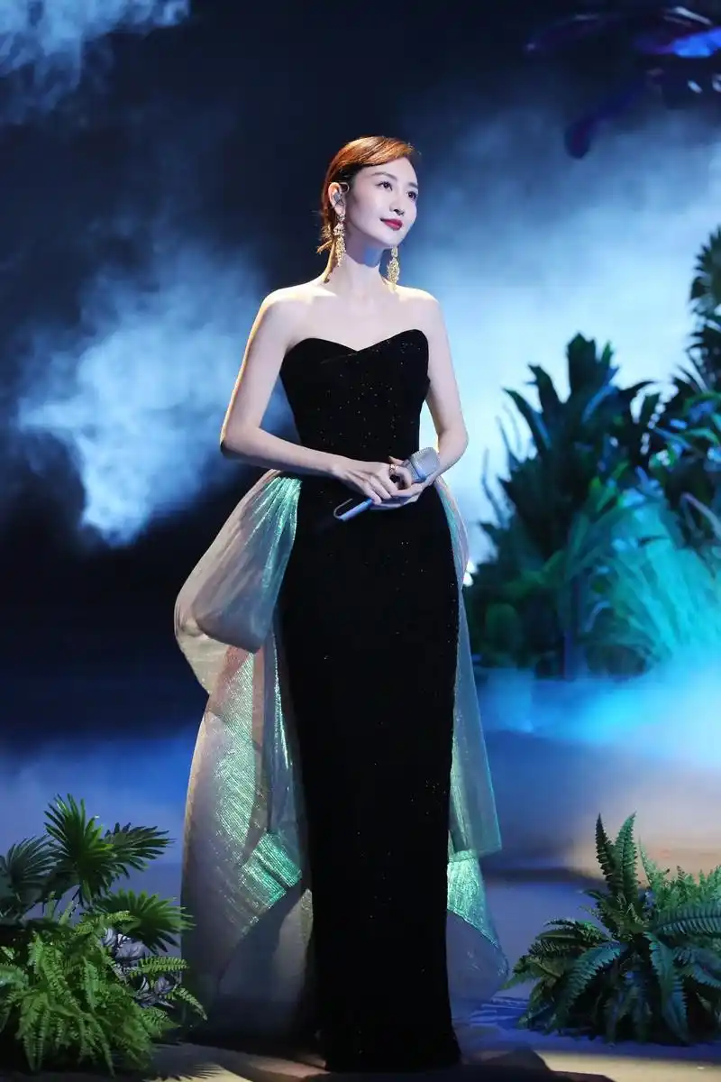 王鸥明星大侦探8新春演唱会的4组造型.这次 #明星大侦探 大 - 抖音