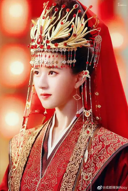 赵露思红衣妆造