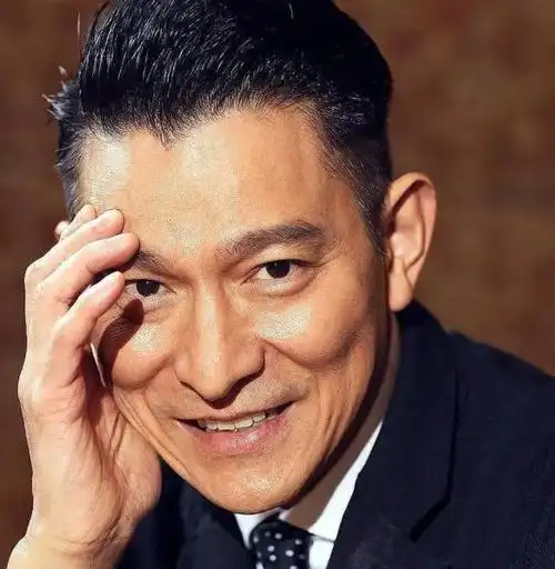 香港明星刘德华最近又一次登上了热门搜索榜,他不但得到了各大奖项的