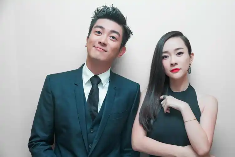 杜江给霍思燕庆生,称妻子小北鼻太甜了,嗯哼大王主动变模糊