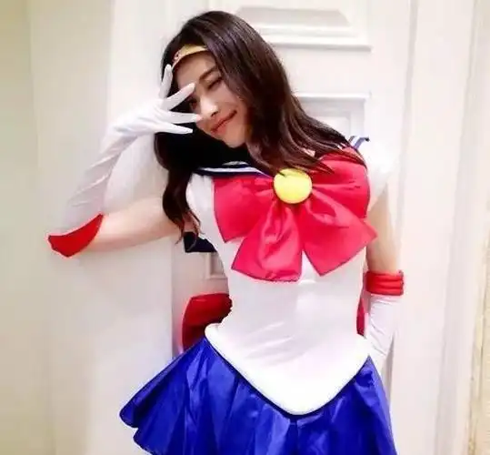 关晓彤cos水兵月长腿抢镜还原度超高脸却被吐槽以为是个男的