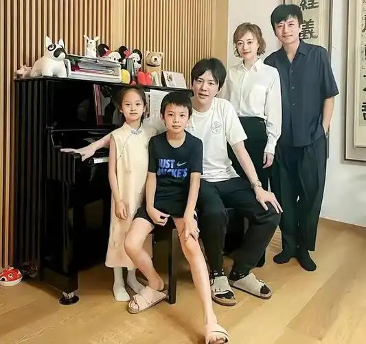 邓超携妻儿看女儿演出孙俪拎万元包衣着宽松11岁儿子身高猛长