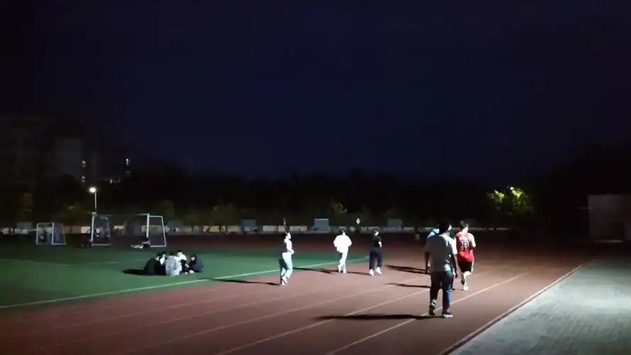 河南城建学院田径场晚上跑步的人们