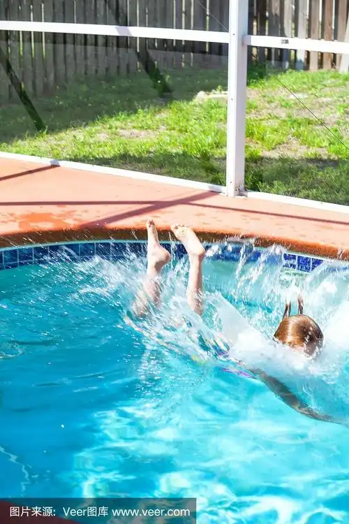 小女孩在游泳池里跳水