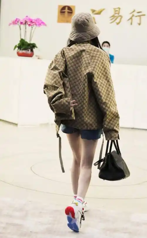 杨幂下车被路人抓拍,离开百万精修师后,这腿围确定真实存在?