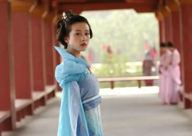 准妈妈刘诗诗大方晒孕照,美人鱼造型十分惊艳,身材高挑孕味十足