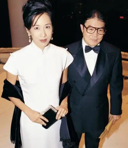 最美港姐47岁甩掉30亿前夫,再嫁200亿富豪,62岁仍不见老态!