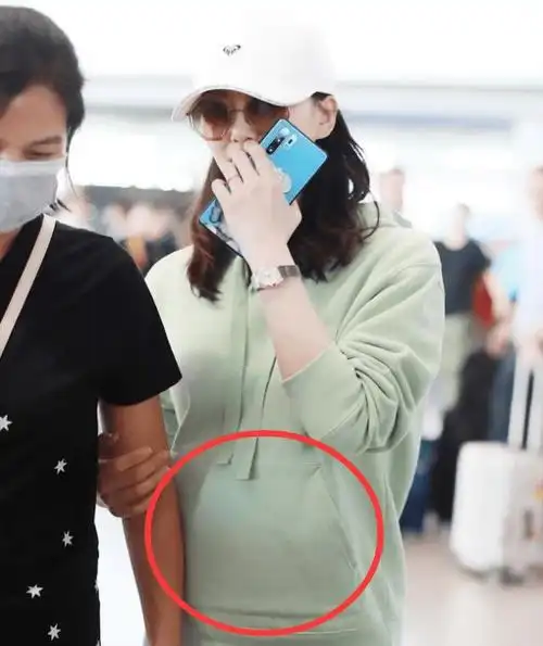 刘诗诗机场照曝光肚子大疑似怀二胎难怪生子后不着急复出