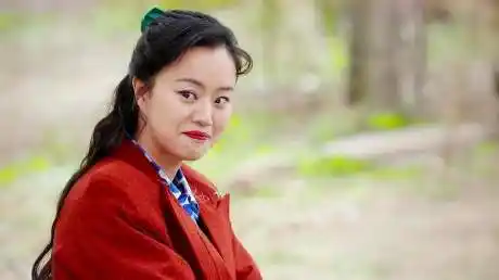 俺娘田小草:喜凤不愧是村里最靓的仔,大红衣服大红唇,太亮眼了-影视综