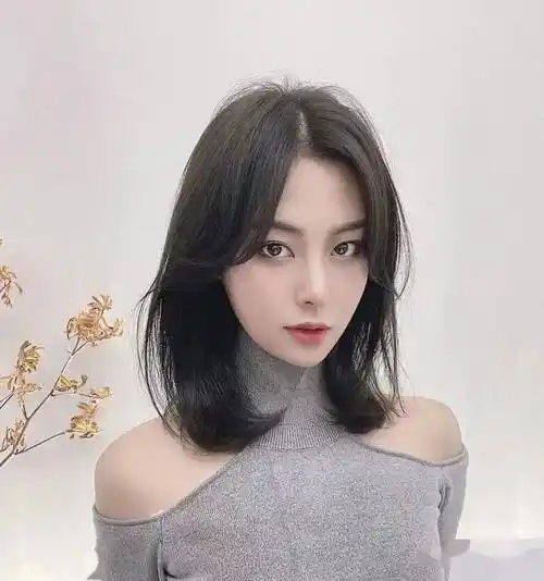 锁骨发,你一定要尝试一下,看起来气质又有性感的感觉,可以搭配微卷的