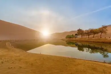 中国甘肃酒泉敦煌鸣沙山月牙泉日出晨景