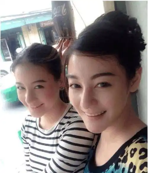 迪丽热巴自嘲全家最丑,看到与妹妹的合照后,神仙一家_父母_表妹_气质