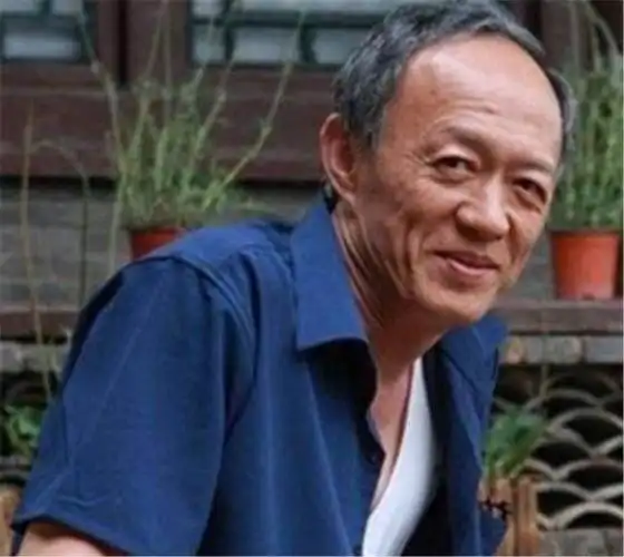 他便是金士杰,51年出生在中国台湾,是一名男演员,导演,80年编导了话剧