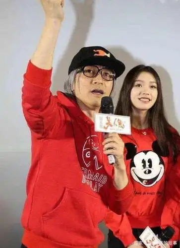 林允是史上最受宠的了吧,两人打电话听得出来星爷在跟林允撒娇