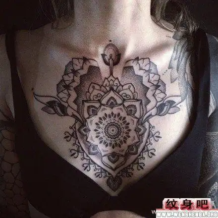 女生胸部纹身点刺图腾藤花