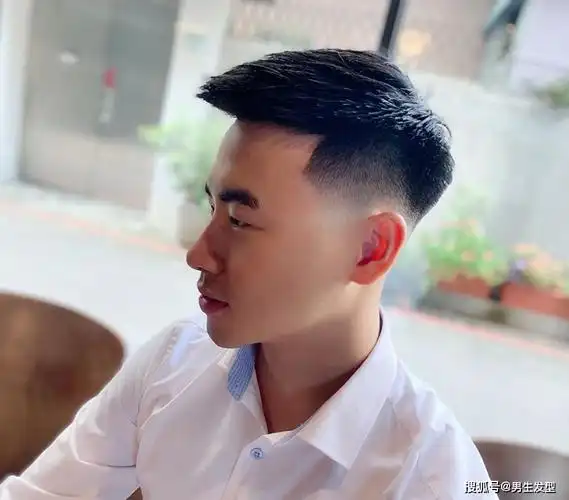 18~30岁男生别乱剪发型,理发师建议留这4款清爽造型,超帅