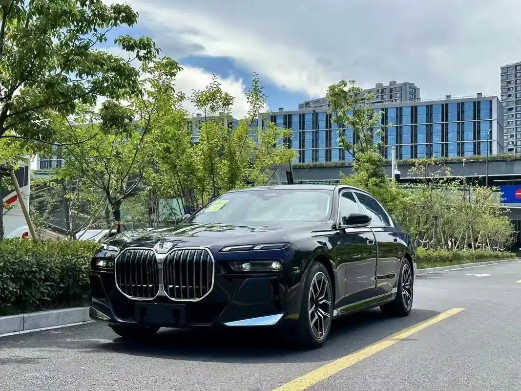 2023款宝马7系二手车市面上也多起来了,昨天看了下微信朋友圈,居然一