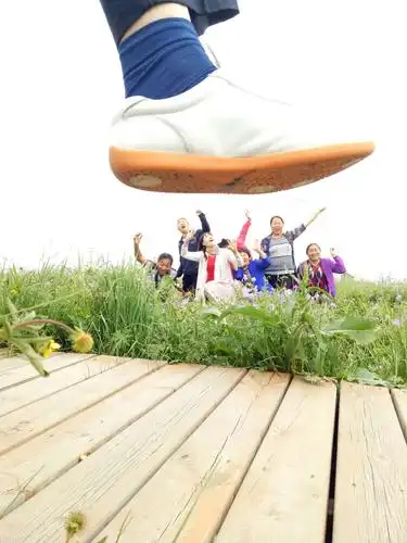 巨人的大脚吓得大家惊恐万分