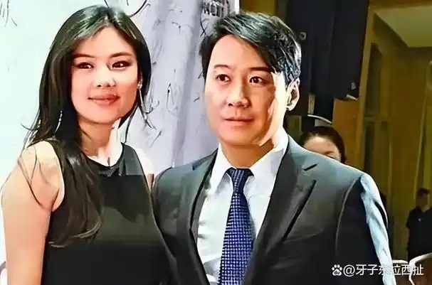 黎明一家罕见合体,小19岁娇妻打扮休闲,57岁黎明依旧很帅气