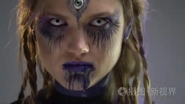 一个三眼和辫子的女孩看着她的朋友- 00:101080p一个不寻常化妆的女人