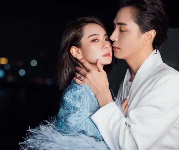 戚薇一家游玩,人群中李承铉护着女儿不忘牵老婆手,结婚9年好甜_腾讯