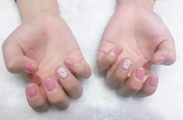 春暖花开之时做新指甲?推荐春天流行的小花美甲,太美了!_图案