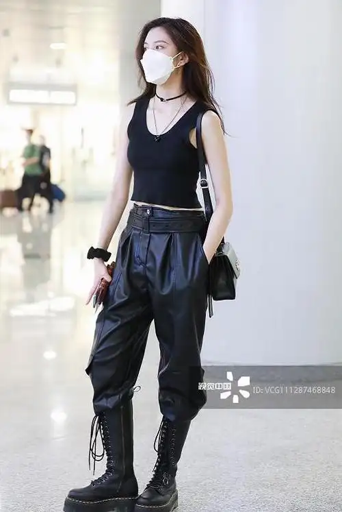 宋妍霏走机场秀身材紧身背心搭皮裤帅气炸街这脚捂得不臭吗