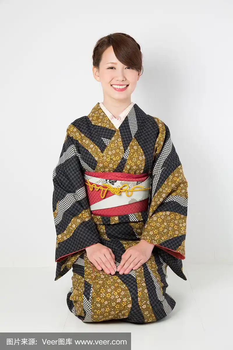 日本妇女在传统和服跪