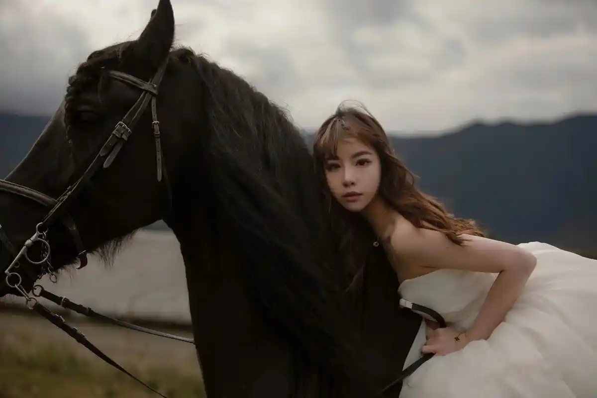 黑马与白纱.照片终于出来啦 太唯美了吧 #外景拍摄 #拍出电 - 抖音