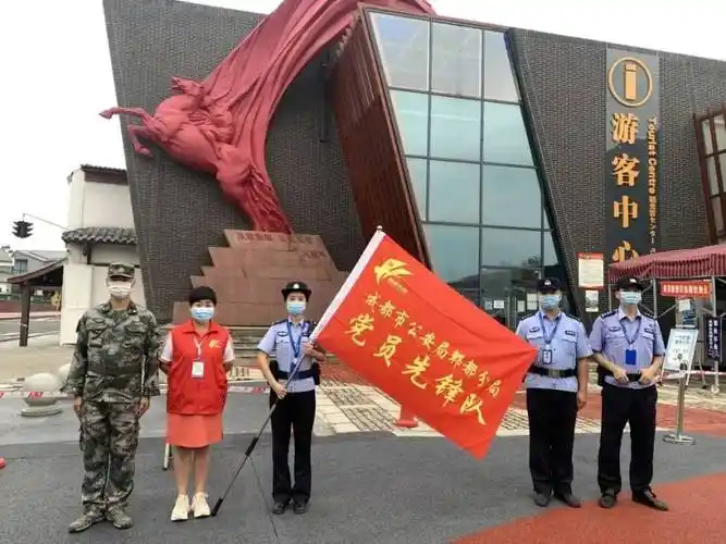 成都市公安局郫都区分局供图成都郫都公安坚持以党旗引领战旗,与时间