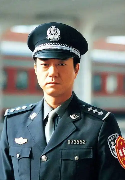 饰演侦察兵出身的刑警形象,在部队时就是神枪手.