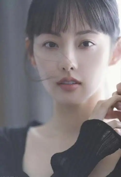 照片里,张嘉倪淡妆出镜,妆容简约大方,美得自然又随性,完全不需要刻意