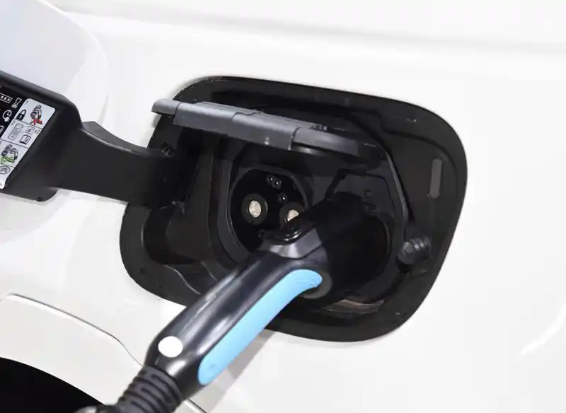 路虎发现运动版p300e充电口